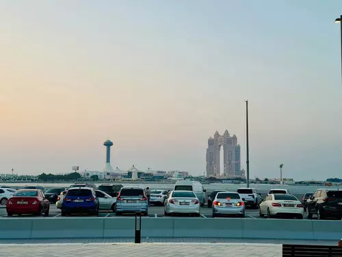A’l Bahar Corniche, located in the heart of Abu Dhabi, is a wonderful spot to spend an evening with your family—a place where children can play, swim in the sea, and everyone can enjoy some quality time together, all for free! 🏖️💕❤️(A’l Bahar, Abu Dhabi Corniche)