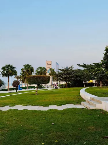 A’l Bahar Corniche, located in the heart of Abu Dhabi, is a wonderful spot to spend an evening with your family—a place where children can play, swim in the sea, and everyone can enjoy some quality time together, all for free! 🏖️💕❤️(A’l Bahar, Abu Dhabi Corniche)