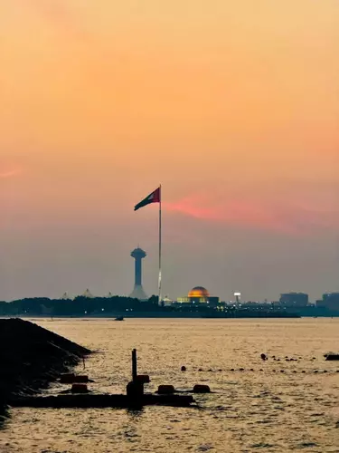 A’l Bahar Corniche, located in the heart of Abu Dhabi, is a wonderful spot to spend an evening with your family—a place where children can play, swim in the sea, and everyone can enjoy some quality time together, all for free! 🏖️💕❤️(A’l Bahar, Abu Dhabi Corniche)