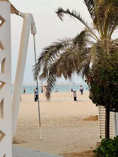 A’l Bahar Corniche, located in the heart of Abu Dhabi, is a wonderful spot to spend an evening with your family—a place where children can play, swim in the sea, and everyone can enjoy some quality time together, all for free! 🏖️💕❤️(A’l Bahar, Abu Dhabi Corniche)