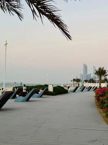 A’l Bahar Corniche, located in the heart of Abu Dhabi, is a wonderful spot to spend an evening with your family—a place where children can play, swim in the sea, and everyone can enjoy some quality time together, all for free! 🏖️💕❤️(A’l Bahar, Abu Dhabi Corniche)