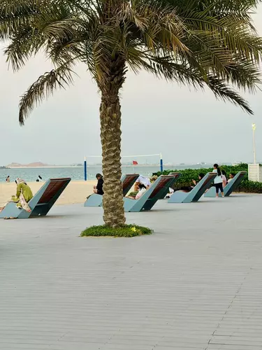 A’l Bahar Corniche, located in the heart of Abu Dhabi, is a wonderful spot to spend an evening with your family—a place where children can play, swim in the sea, and everyone can enjoy some quality time together, all for free! 🏖️💕❤️(A’l Bahar, Abu Dhabi Corniche)