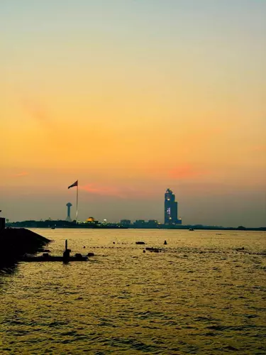 A’l Bahar Corniche, located in the heart of Abu Dhabi, is a wonderful spot to spend an evening with your family—a place where children can play, swim in the sea, and everyone can enjoy some quality time together, all for free! 🏖️💕❤️(A’l Bahar, Abu Dhabi Corniche)