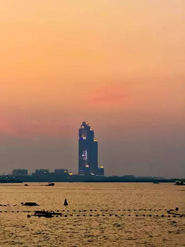 A’l Bahar Corniche, located in the heart of Abu Dhabi, is a wonderful spot to spend an evening with your family—a place where children can play, swim in the sea, and everyone can enjoy some quality time together, all for free! 🏖️💕❤️(A’l Bahar, Abu Dhabi Corniche)