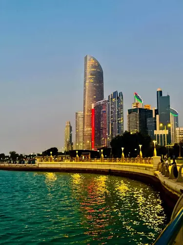 A’l Bahar Corniche, located in the heart of Abu Dhabi, is a wonderful spot to spend an evening with your family—a place where children can play, swim in the sea, and everyone can enjoy some quality time together, all for free! 🏖️💕❤️(A’l Bahar, Abu Dhabi Corniche)