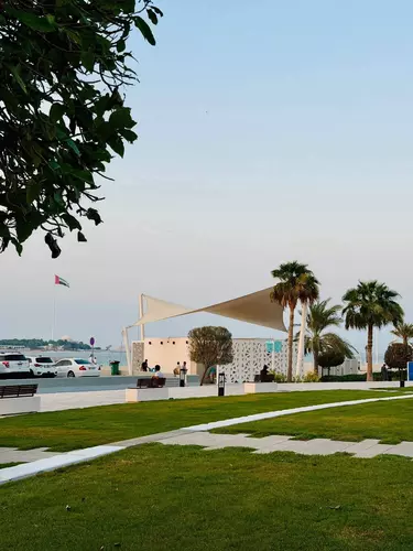A’l Bahar Corniche, located in the heart of Abu Dhabi, is a wonderful spot to spend an evening with your family—a place where children can play, swim in the sea, and everyone can enjoy some quality time together, all for free! 🏖️💕❤️(A’l Bahar, Abu Dhabi Corniche)