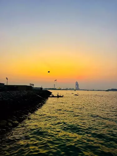 A’l Bahar Corniche, located in the heart of Abu Dhabi, is a wonderful spot to spend an evening with your family—a place where children can play, swim in the sea, and everyone can enjoy some quality time together, all for free! 🏖️💕❤️(A’l Bahar, Abu Dhabi Corniche)