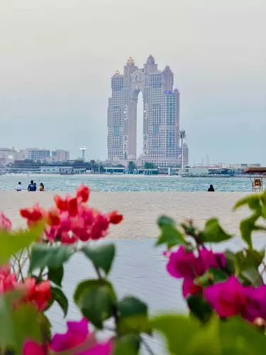 A’l Bahar Corniche, located in the heart of Abu Dhabi, is a wonderful spot to spend an evening with your family—a place where children can play, swim in the sea, and everyone can enjoy some quality time together, all for free! 🏖️💕❤️(A’l Bahar, Abu Dhabi Corniche)