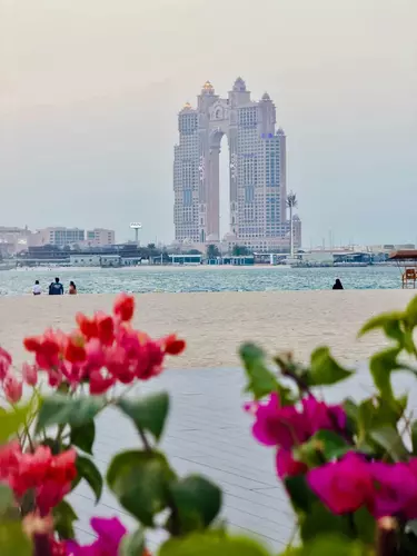 A’l Bahar Corniche, located in the heart of Abu Dhabi, is a wonderful spot to spend an evening with your family—a place where children can play, swim in the sea, and everyone can enjoy some quality time together, all for free! 🏖️💕❤️(A’l Bahar, Abu Dhabi Corniche)