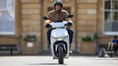 Honda CUV e Electric Scooter: A Smart Battery Swap Solution for Commuters