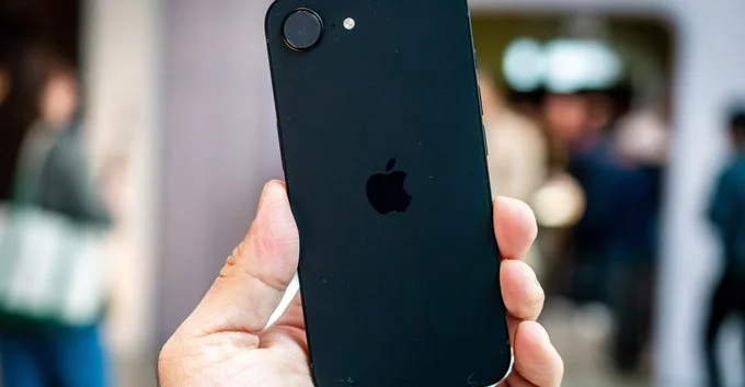 iPhone 17e Hands-On: MagSafe Finally Arrives