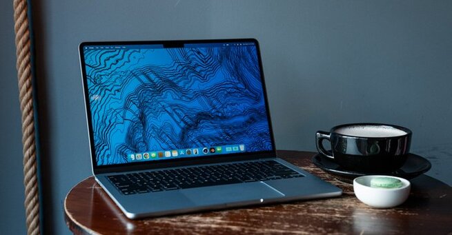 Apple’s Cheaper Mac Laptop May Run on iPhone Chip