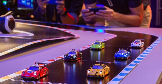 Carrera Hybrid: App-Controlled Racing Without Slots