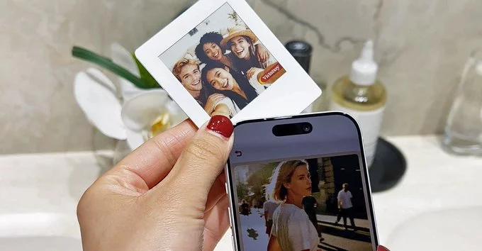 NFC Photo Frames Reinvent Polaroids Without Batteries