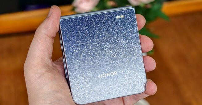 Honor Magic V Flip 2: Sparkly Jimmy Choo Edition Launch