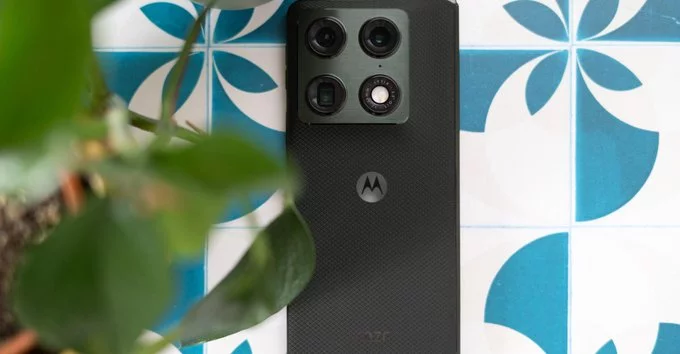 Why the Motorola Razr Fold Is Stuck in the Middle of the Foldable Phone Market
