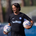 Inter Milan coach Simone Inzaghi has signed a new contract that will keep him at the club until 2025, the Serie A side said on T