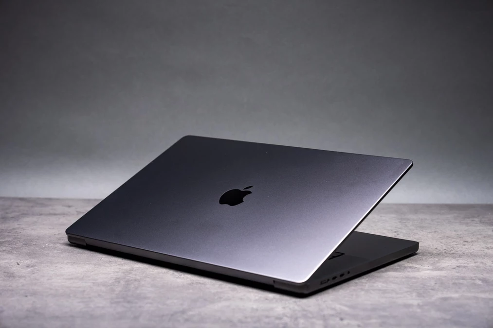 Apple May Debut Its First Touchscreen MacBook in October