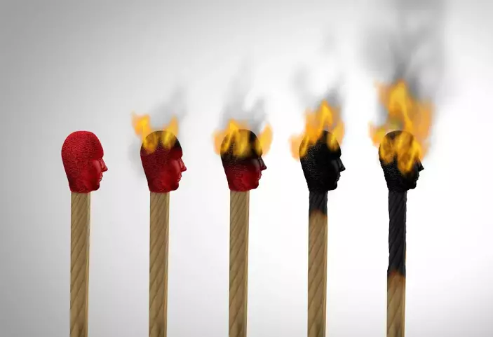 7 Early Warning Burnout Signs Most Workers Miss Before It’s Too Late