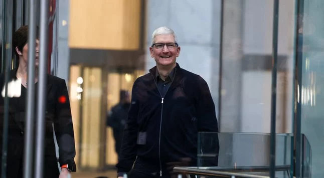 Tim Cook Pay Soars, Sparking Silicon Valley Exit Talks