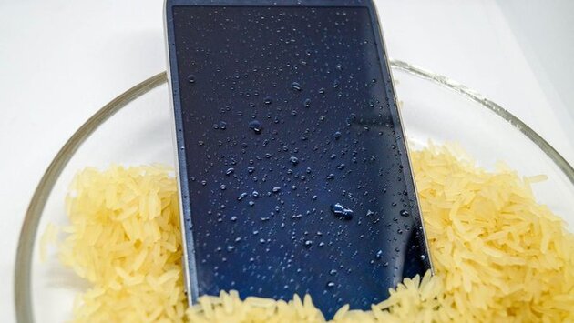 Why You Shouldn't Put Your Wet Phone in Rice, According to Apple and Samsung