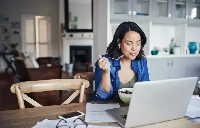 Eating at Your Desk? 4 Energy Management Fixes to Beat Burnout