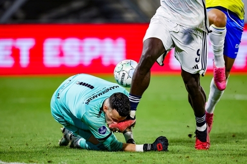 Vaessen Recovering After Being Knocked Out In Ajax Clash