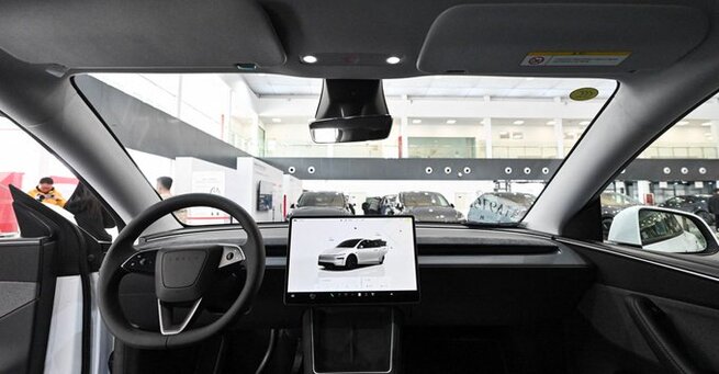 Tesla FSD Allows Texting—But Don’t Try It