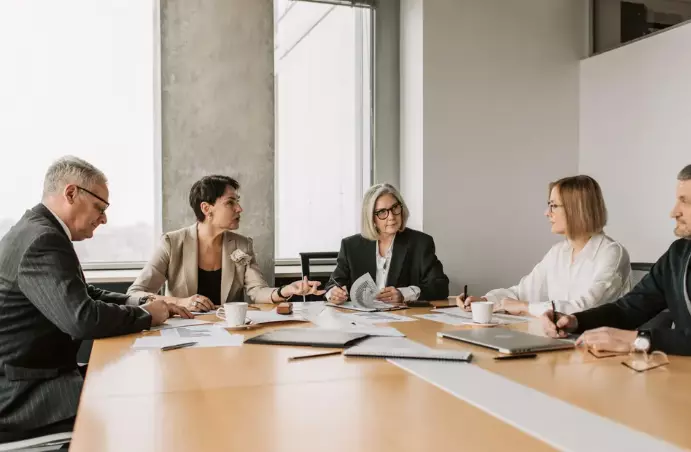 How Great Leaders Read the Room Before Speaking