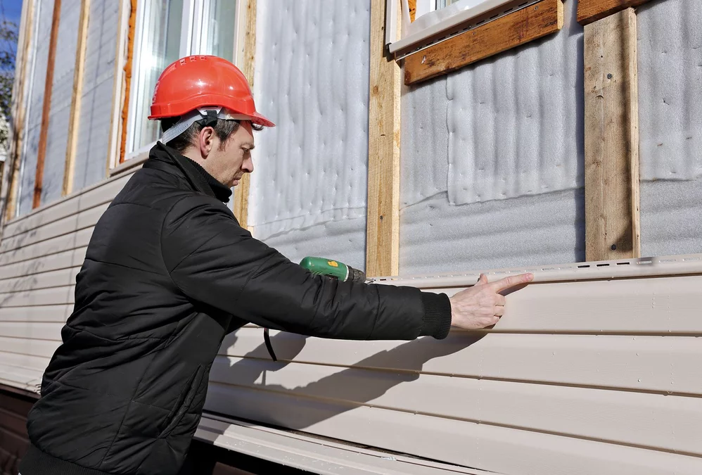How Can Repairing the Vinyl Siding Protect Your Mobile Home?