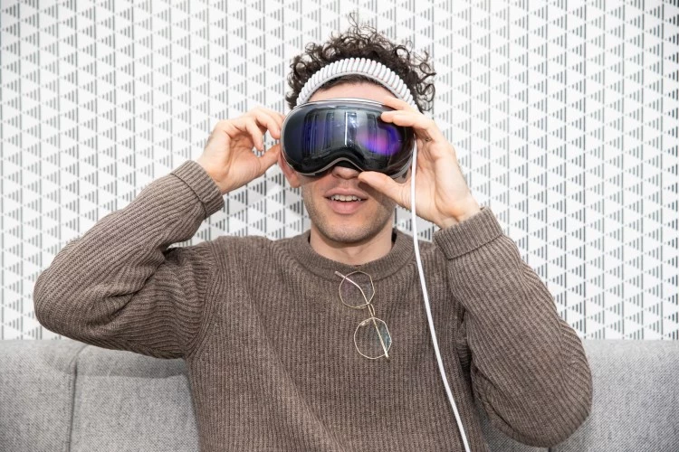 Apple Lays Off 200+ in Vision Pro and Siri Teams
