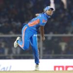 Matthews Helps Mumbai Restrict RCB
