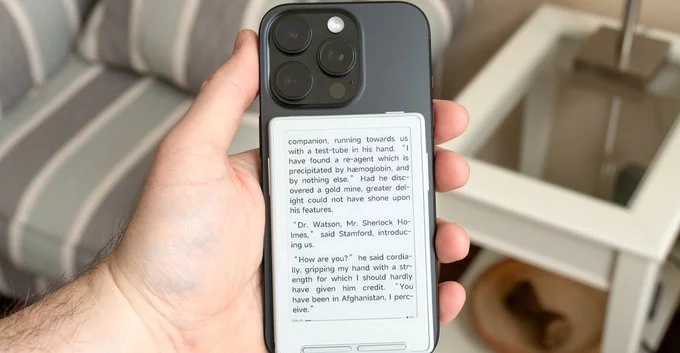 Tiny E-Reader Shocks Fans With a Major Missing Feature