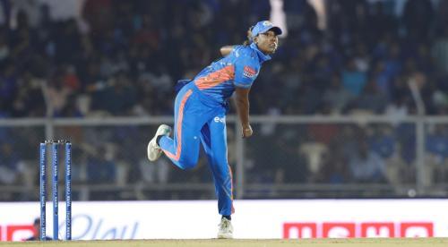 Matthews Helps Mumbai Restrict RCB