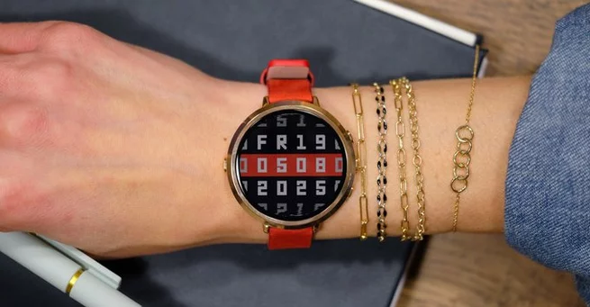 Pebble Round 2 Reboots a Fan-Favorite Watch