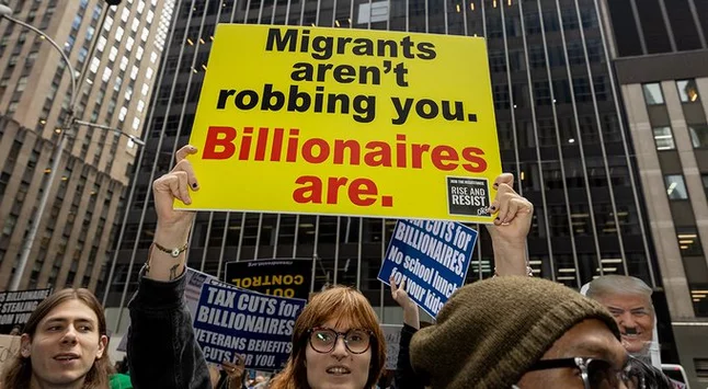 Billionaires Control Social Media as People Spend 11.8B Hours Online