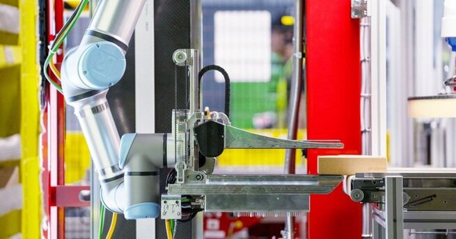 Amazon Unveils Vulcan Robot with Sense of Touch for Warehouse Efficiency