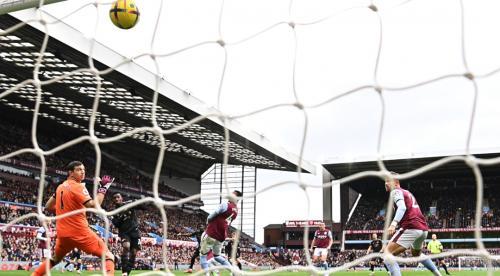 Villa Boss Rebukes Keeper Martinez For Leaving Goal Empty