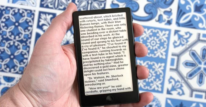 Xteink X4 Pro Review: Touchscreen and Light Make This Tiny E-Reader the Best Yet
