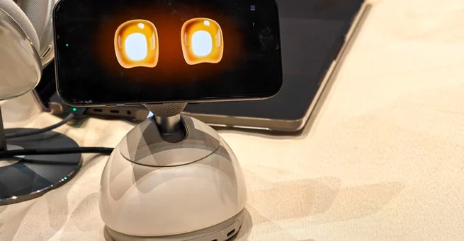 Loona DeskMate Turns iPhone Into AI Bot