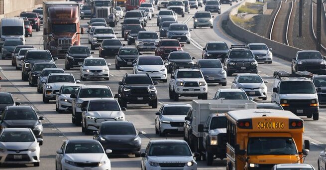 Trump Rolls Back Fuel Economy Rules