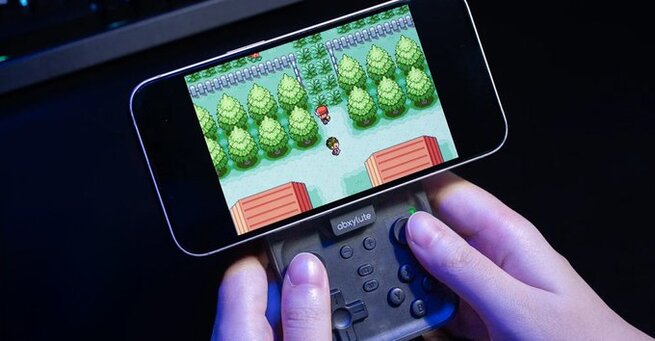 This Magnetic Controller Brings Game Boy Magic to Your Smartphone