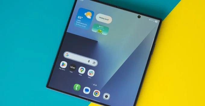 Samsung Can’t Play It Safe as Apple’s First Foldable iPhone Looms