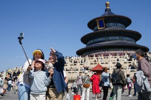 Beijing Embraces Tourist Influx, Booming Consumption During Holiday