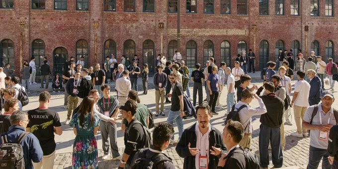 Silicon Valley Startup Founders Ride AI Model Credits Wave as Tech Giants Compete for Enterprise Clients