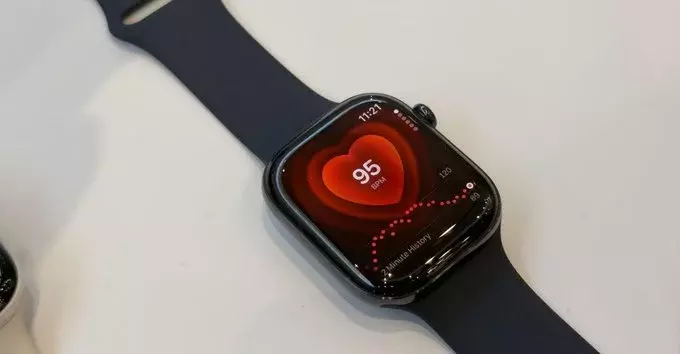 Apple Watch: New Siri AI Features and Ceramic Case Return