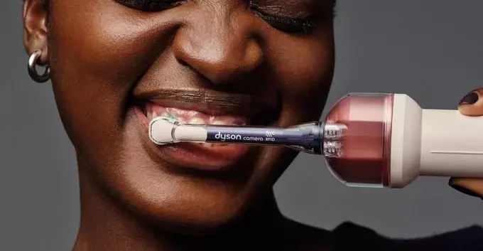 Smart Camera Mouthwash Flosser Targets Gaps Automatically