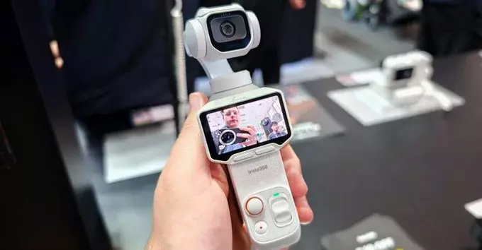 Luna Pro Camera: One Lens, Detachable Display, 4K Video