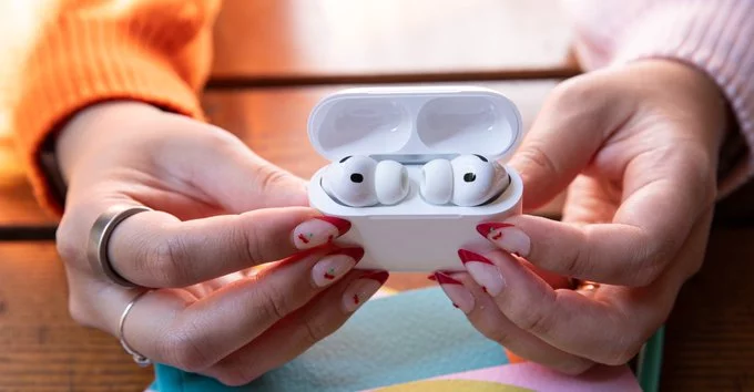 Apple AirPods With Cameras for AI: Production Ready Soon
