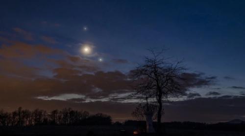 Two Planets Will Appear To 'Kiss' In The Sky Tonight